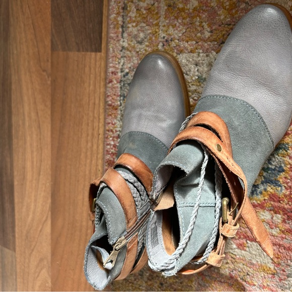 Miss Mooz - leather ankle booties. Size 7.  Very little wear.  Nice rubber sole. - Picture 2 of 4